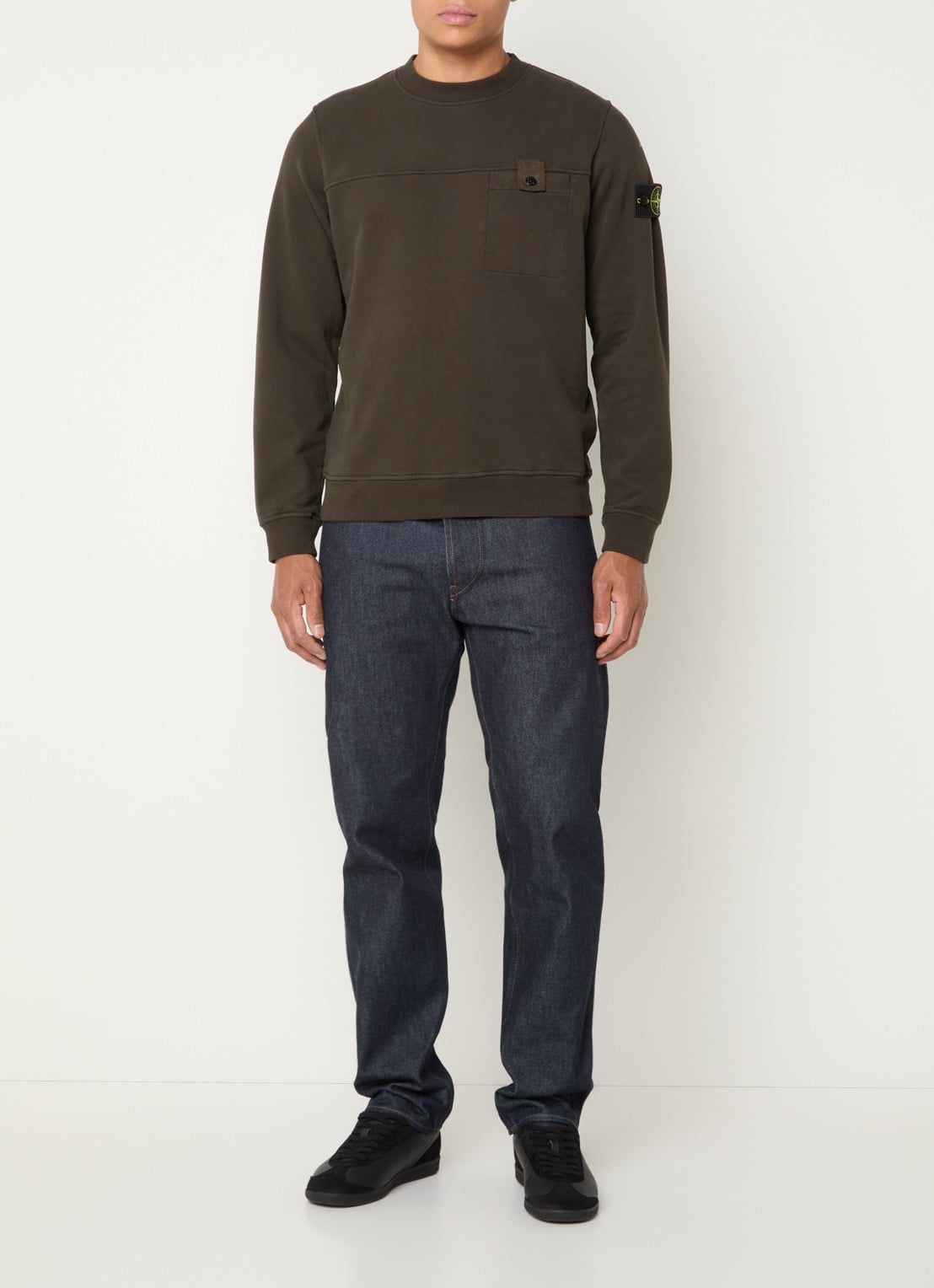 Stone Island S0A20 sweater met logo en borstzak - voorkant 5 bruin