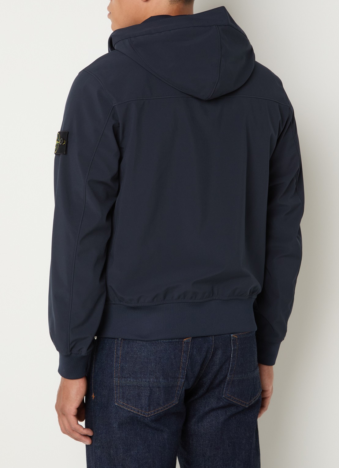 Stone Island S0A22 softshell jack met capuchon en ritszakken - achterkant donkerblauw