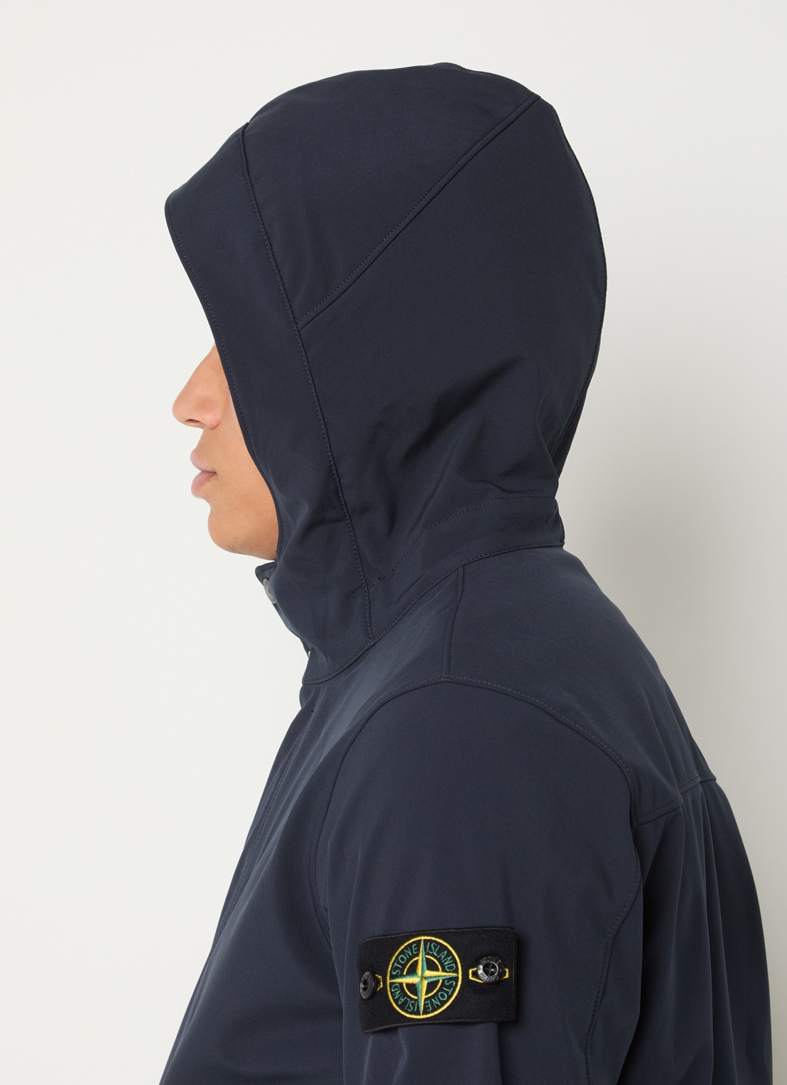 Stone Island S0A22 softshell jack met capuchon en ritszakken - detail 3 donkerblauw