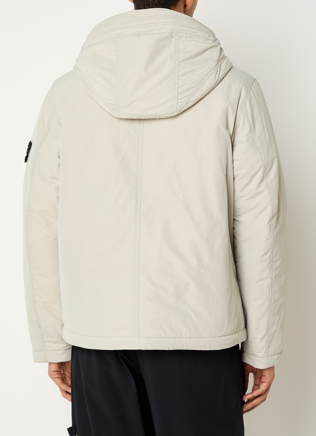 Stone Island S0A26 gewatteerde parka met capuchon en steekzakken - achterkant zand