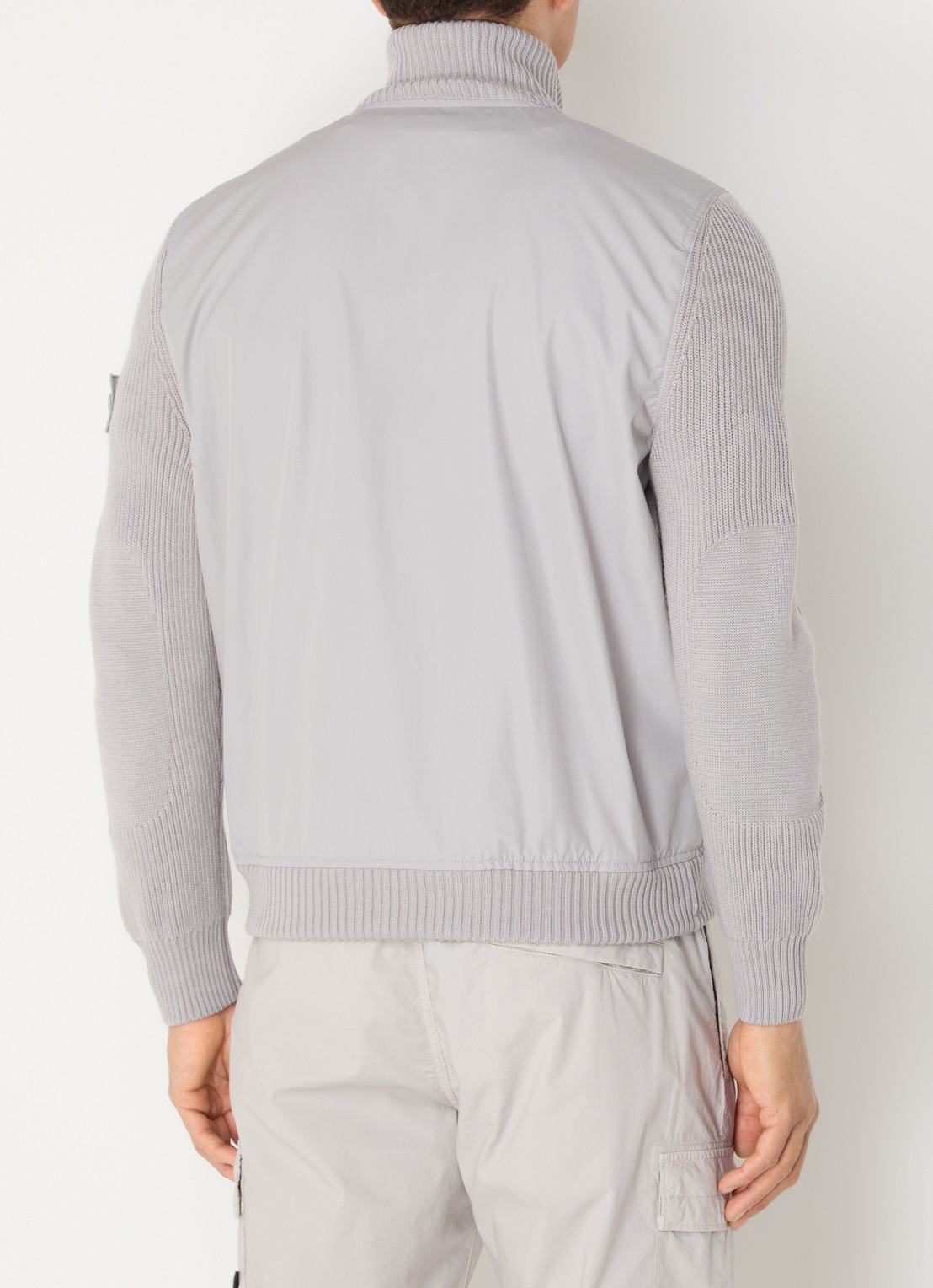 Stone Island S0F01 Grofgebreide jack met borstzakken en logo - achterkant lichtgrijs