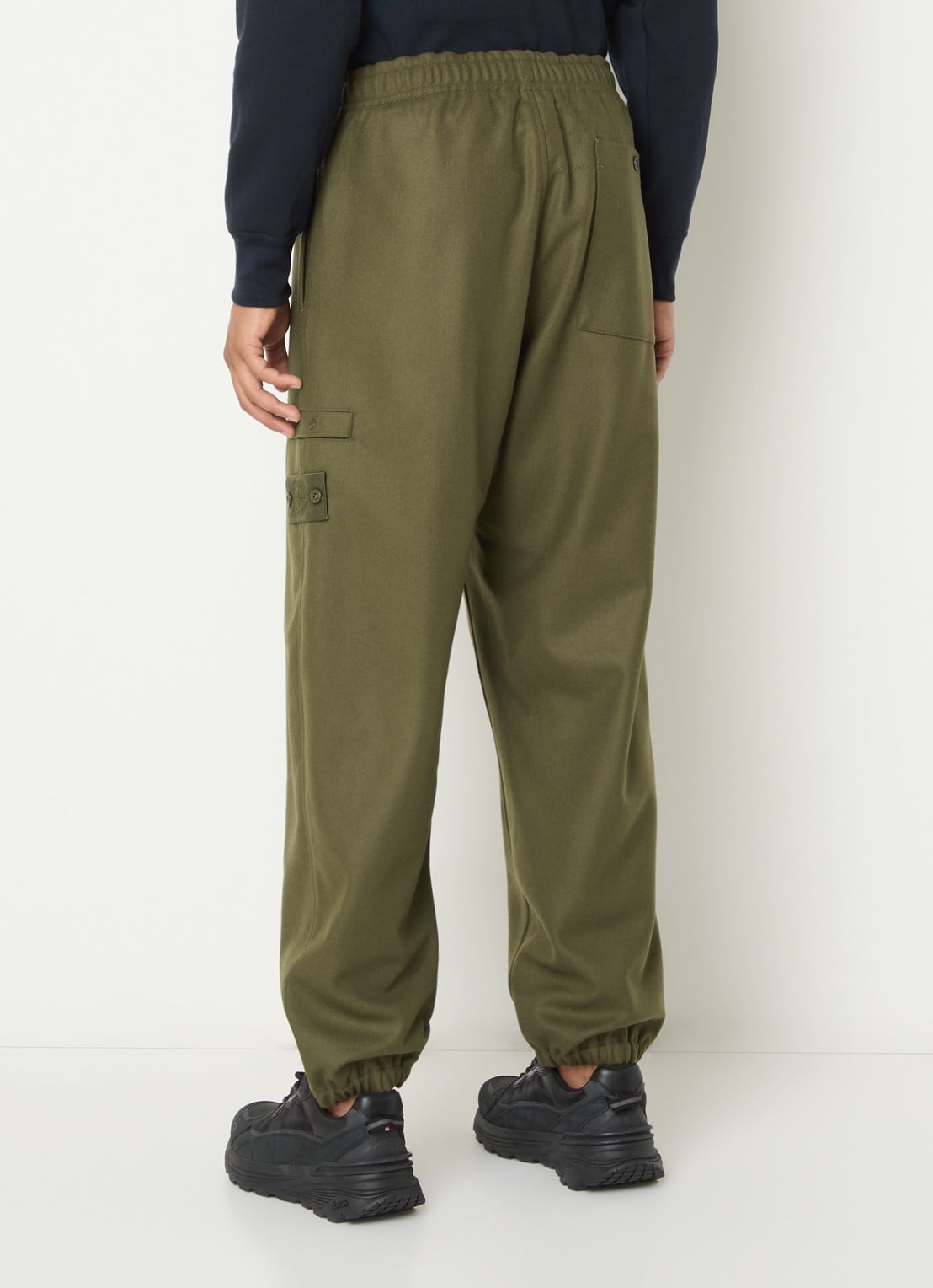 Stone Island S0F24 tapered fit cargobroek in scheerwolblend met klepzakken - achterkant 3 bronsgroen