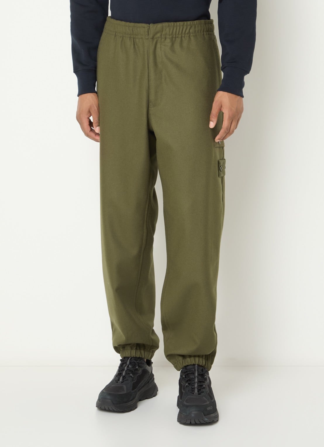 Stone Island S0F24 tapered fit cargobroek in scheerwolblend met klepzakken - detail 4 bronsgroen