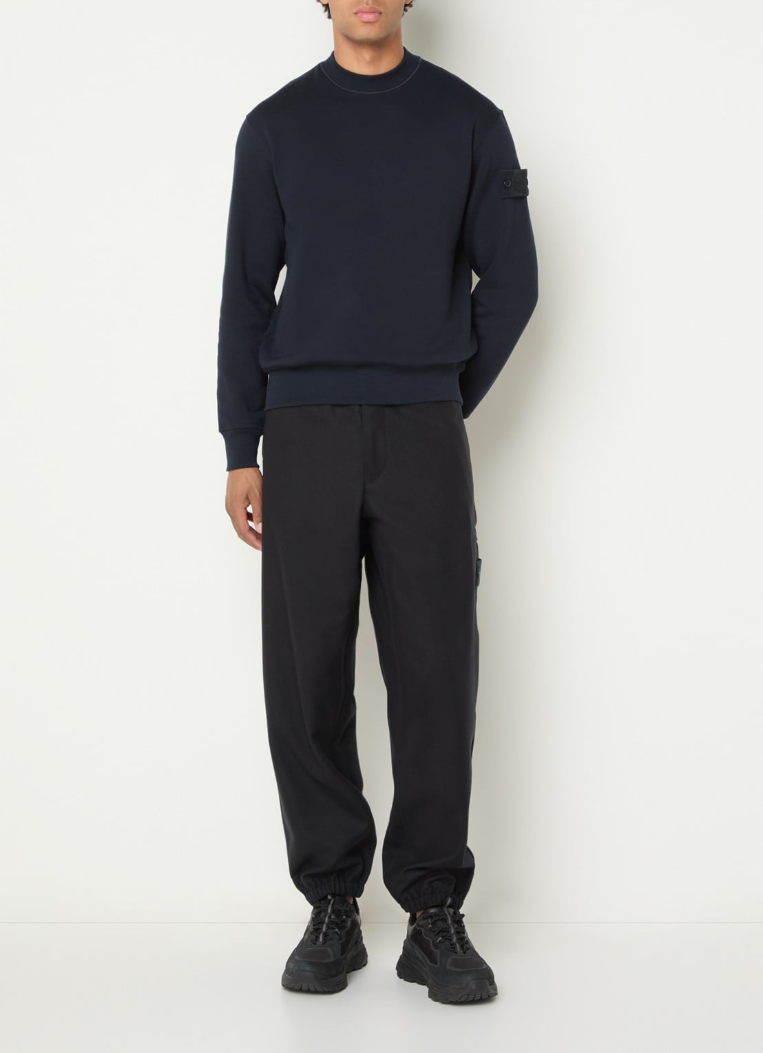 Stone Island S0F24 tapered fit cargobroek in scheerwolblend met klepzakken - voorkant 6 donkerblauw