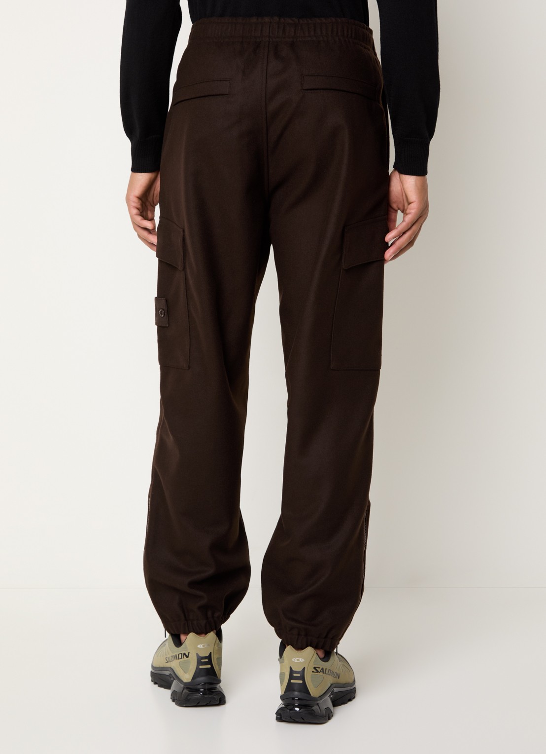 Stone Island S0F24 tapered fit cargobroek in wolblend met logo - achterkant donkerbruin