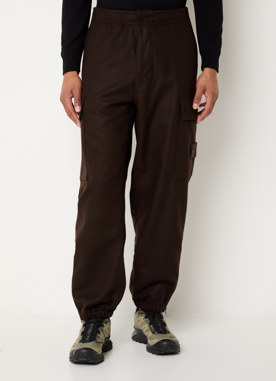 Stone Island S0F24 tapered fit cargobroek in wolblend met logo - detail 2 donkerbruin