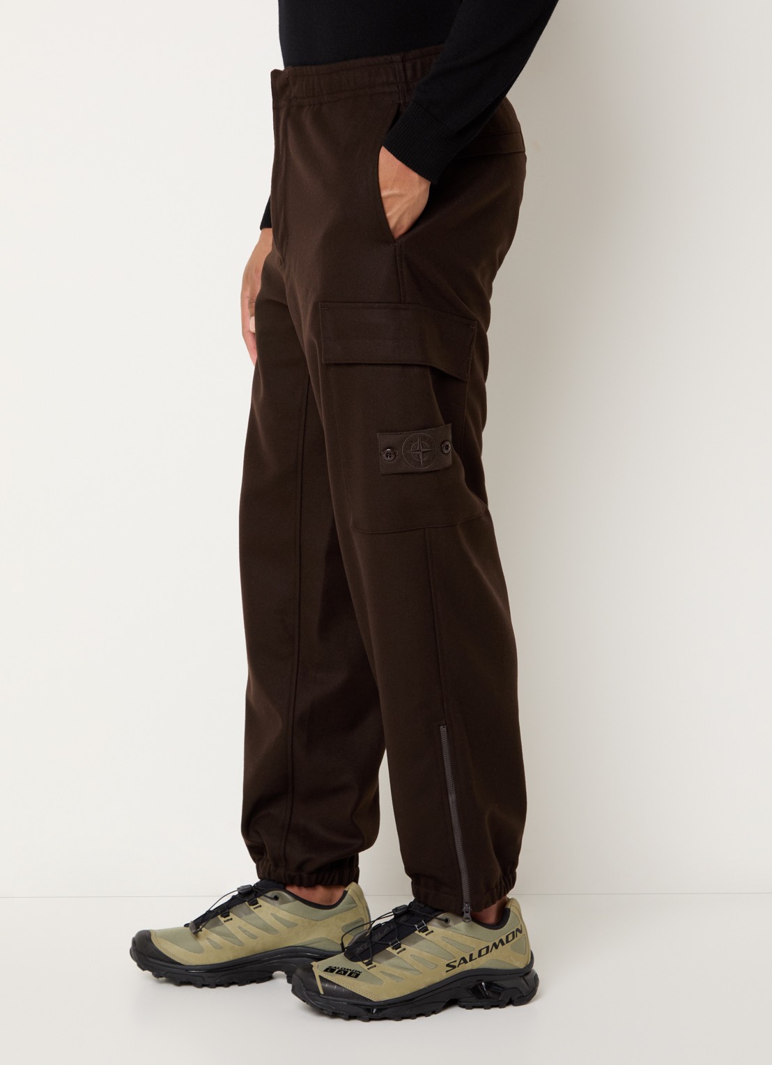 Stone Island S0F24 tapered fit cargobroek in wolblend met logo - detail 3 donkerbruin