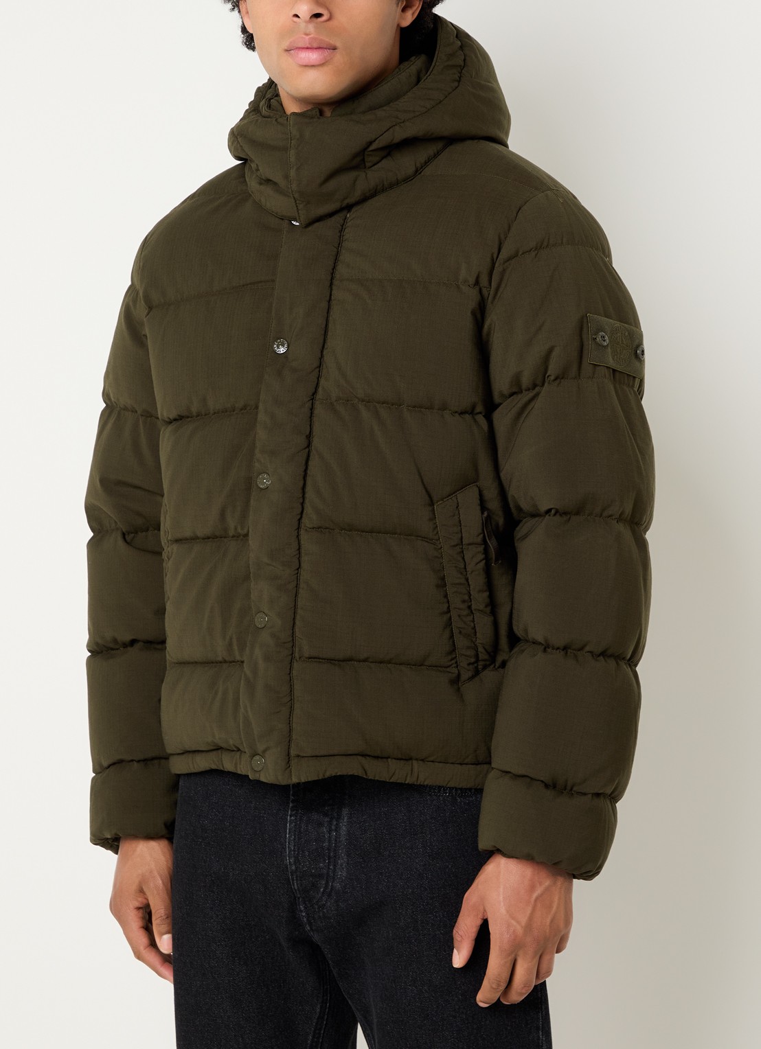 Stone Island S0F52 puffer jack van scheerwol met donsvulling en afneembare capuchon - detail legergroen