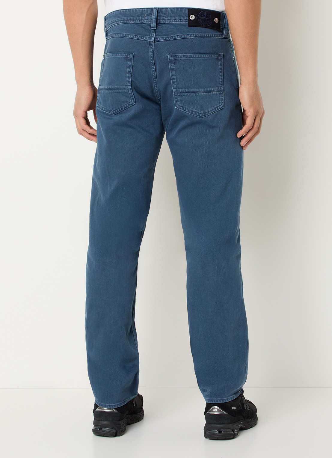 Stone Island S0J18 Tapered fit jeans met donkere wassing - achterkant indigo