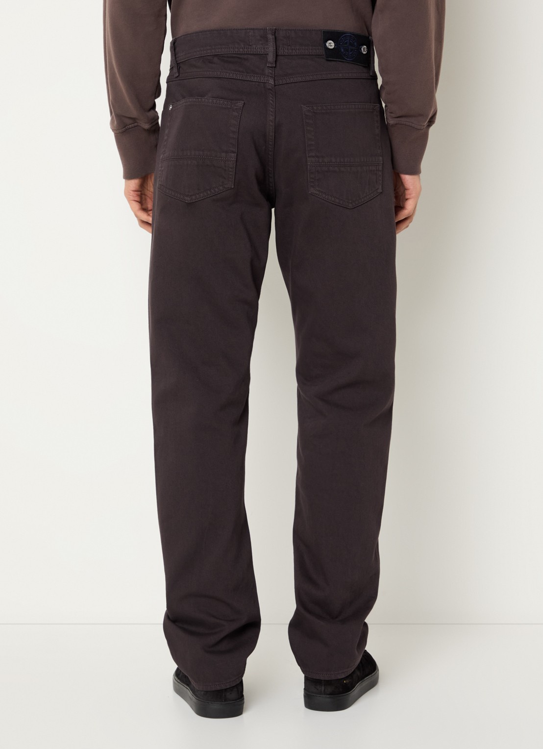 Stone Island S0J24 straight fit jeans met gekleurde wassing en steekzakken - achterkant 6 aubergine