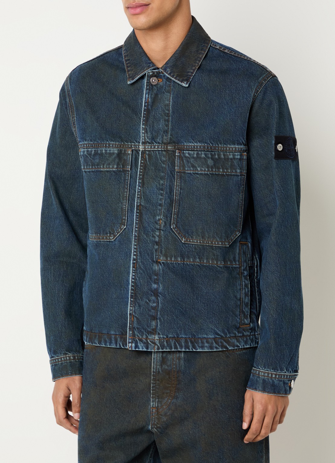 Stone Island S0J40 spijkerjas met logo en verwassen effect - detail indigo