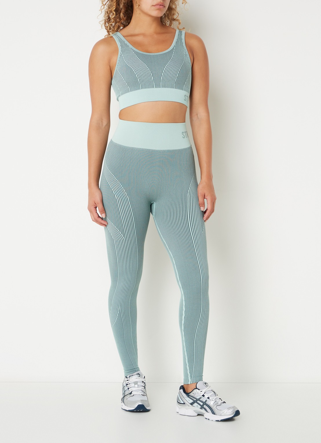 STRONGER Arc Seamless sport bh met medium support - voorkant 2 lichtblauw
