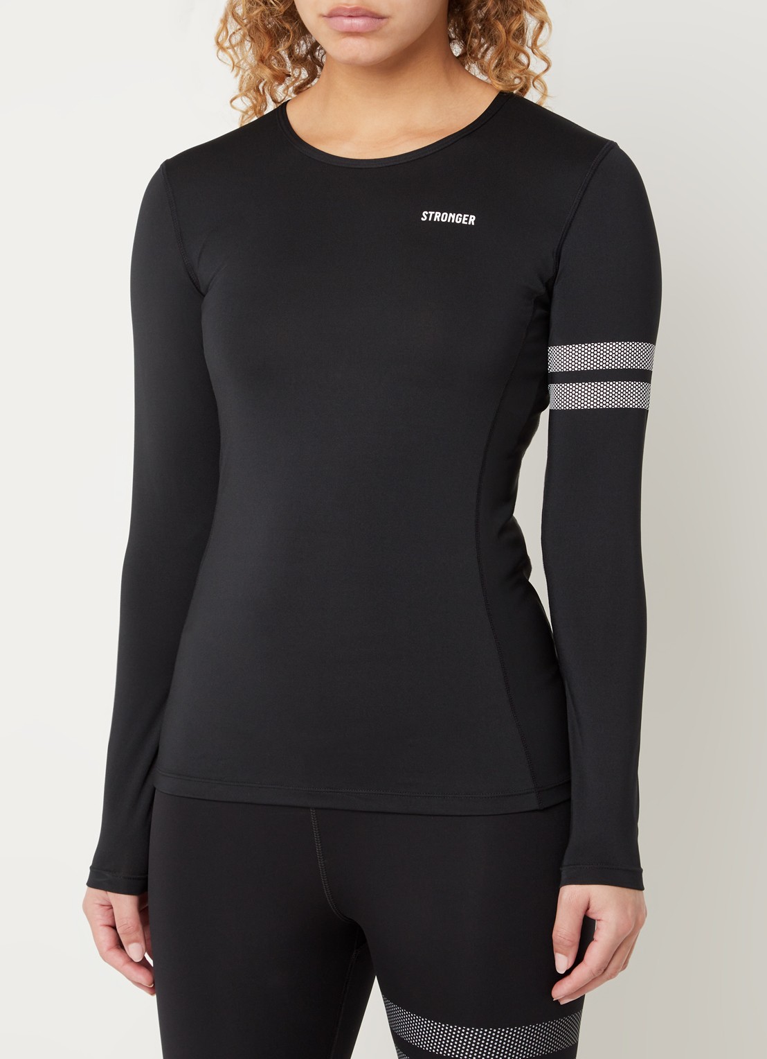 STRONGER Trainings longsleeve met logo - detail zwart