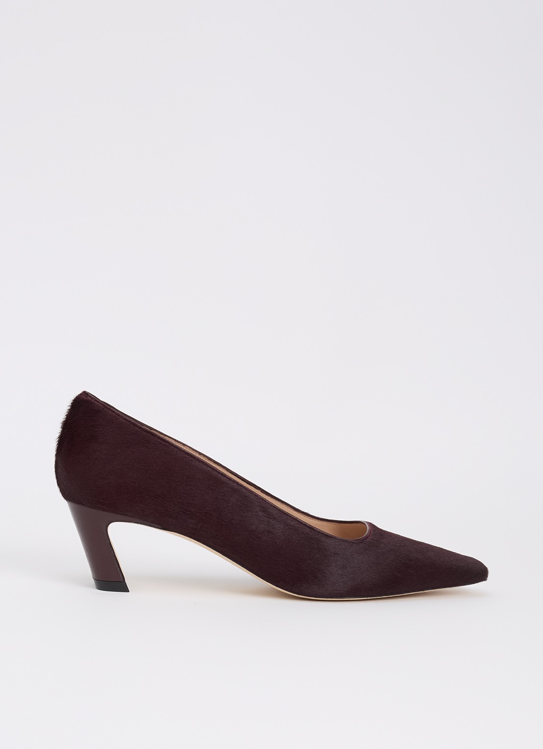 Stuart Weitzman Stassi 50 pump van ponyhair - voorkant lichtpaars