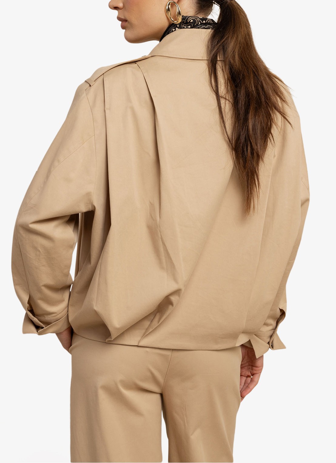 Studio Anneloes Atlas cropped single breasted trenchcoat met geplooid detail - achterkant bruin