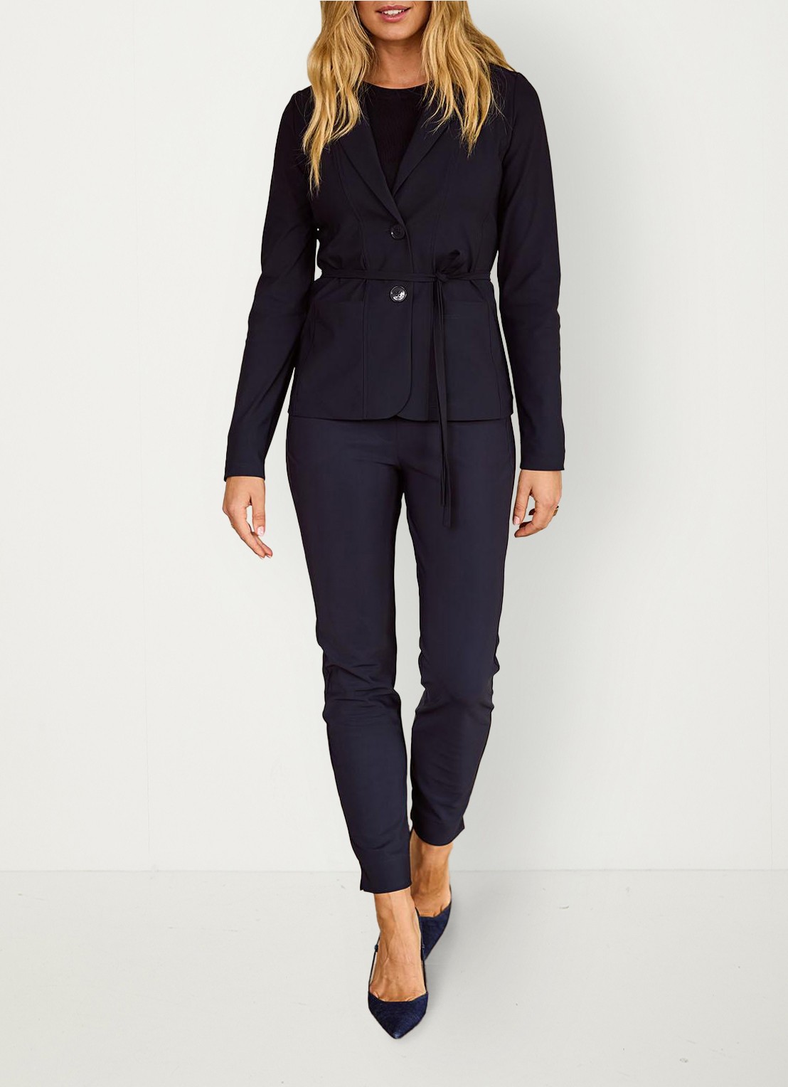 Studio Anneloes Blazer met strikceintuur en paspelzakken - voorkant 2 blauw
