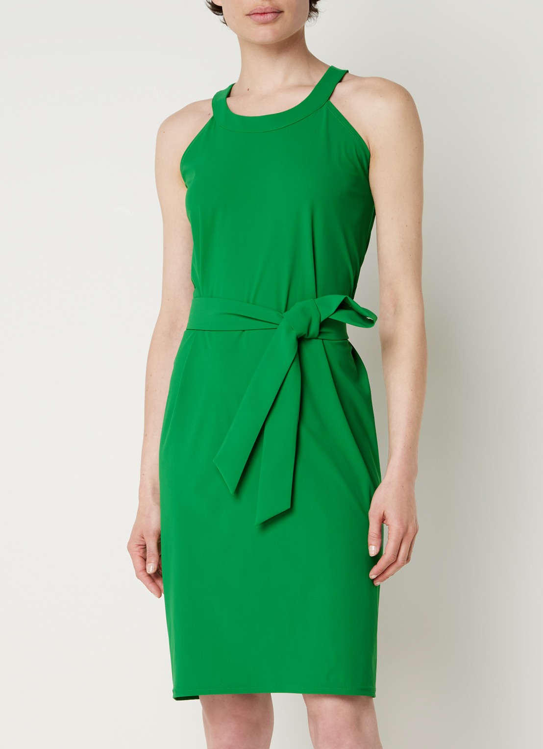 Studio Anneloes Carry mini jurk van travelstof met strikceintuur - detail groen