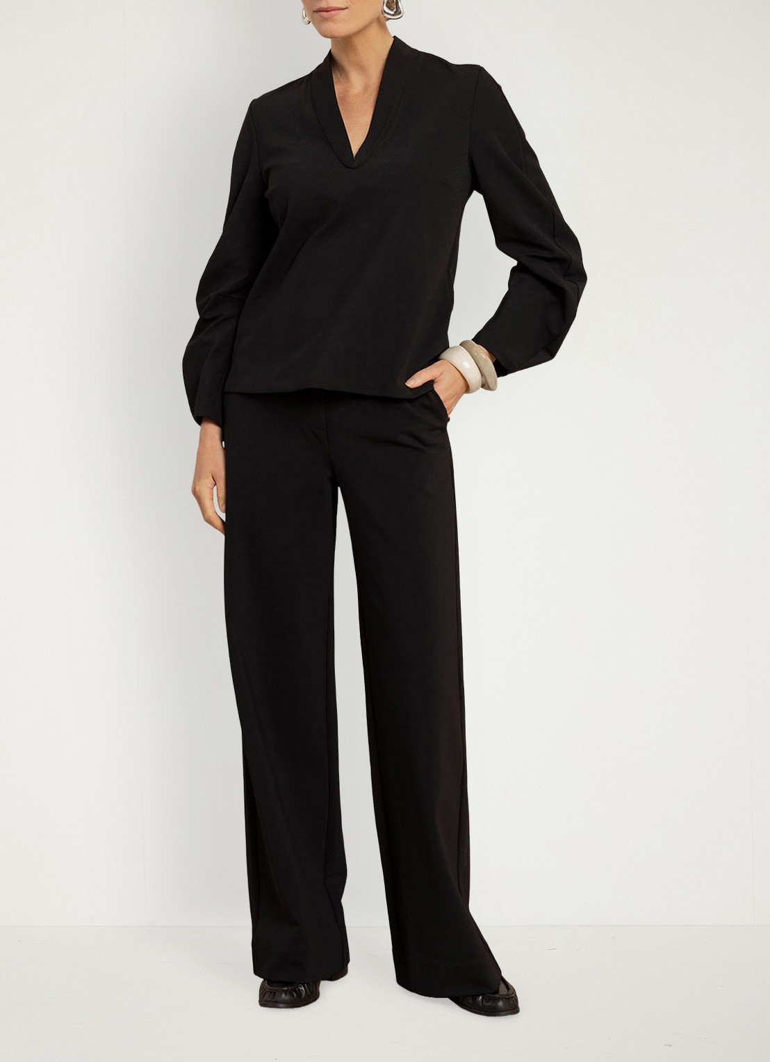Studio Anneloes Cecilia top met V-hals - voorkant 2 zwart