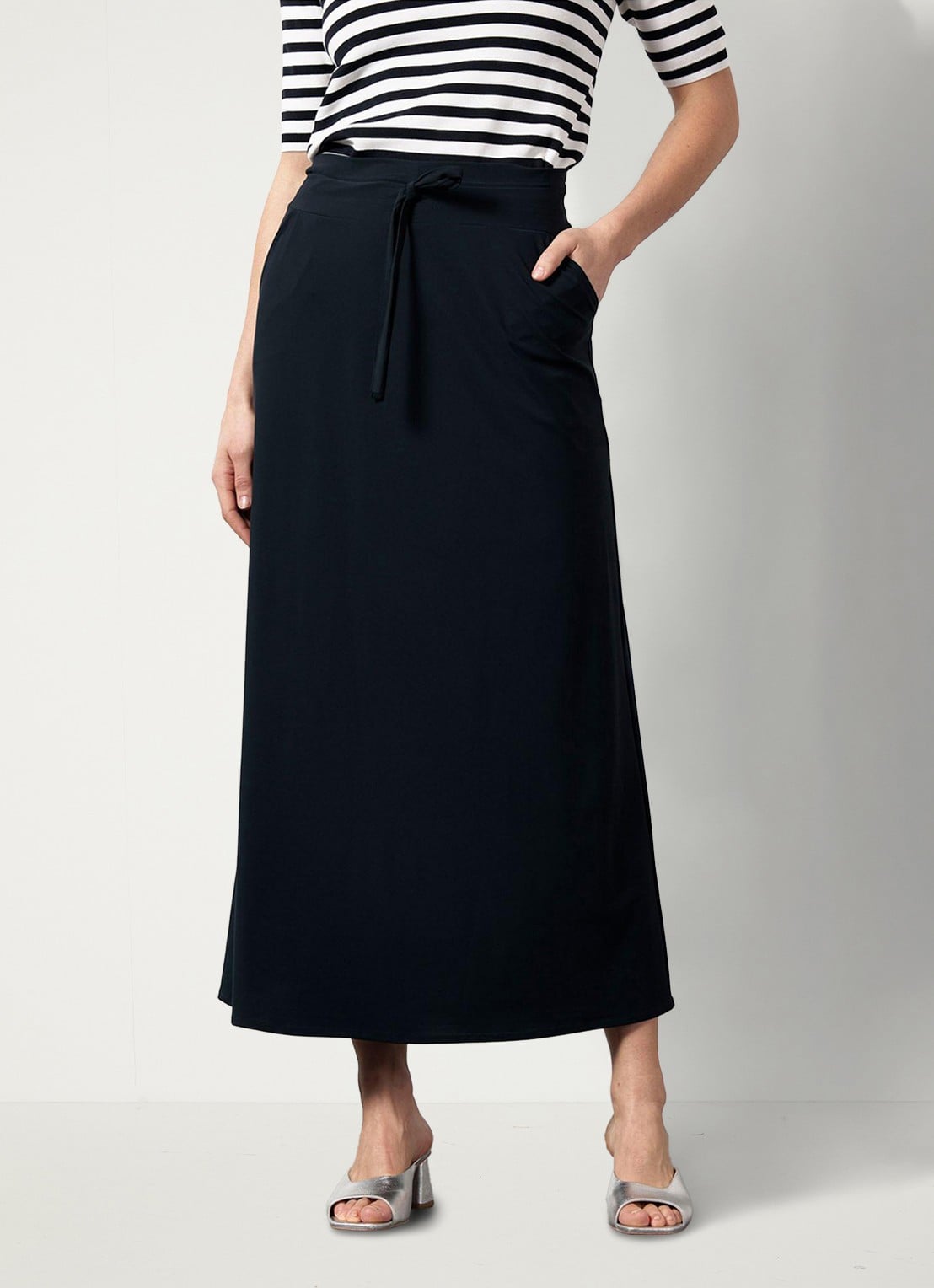 Studio Anneloes Chloe midi rok van travelstof - detail 2 donkerblauw
