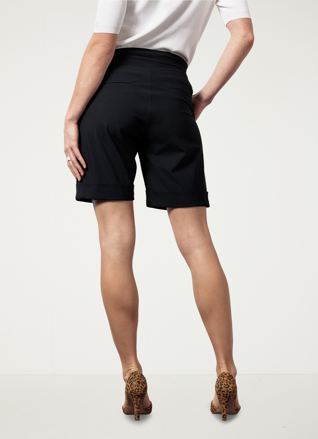 Studio Anneloes City mid waist wide fit korte broek van travelstof - achterkant 4 zwart