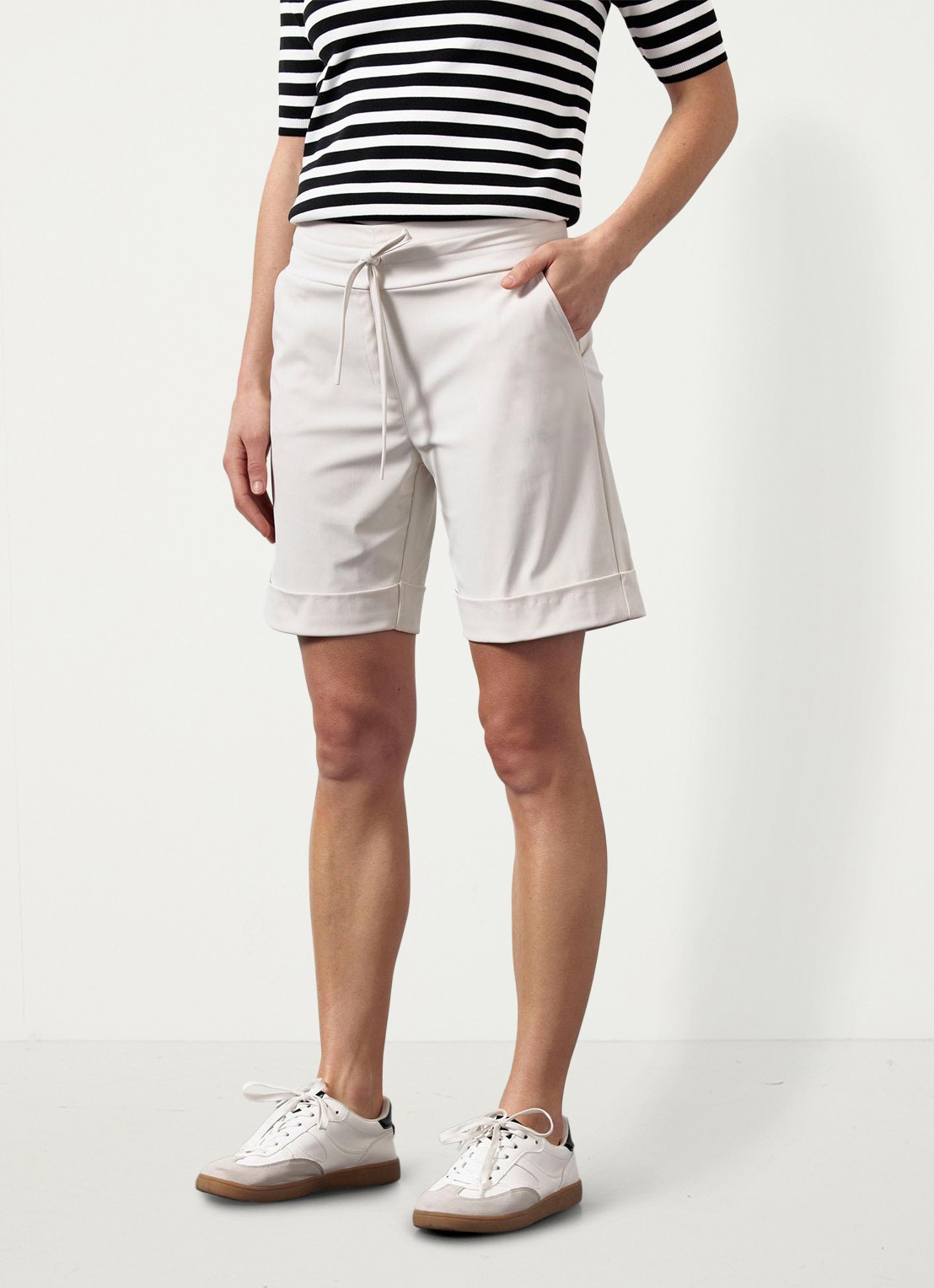 Studio Anneloes City mid waist wide fit korte broek van travelstof - detail 4 gebroken wit