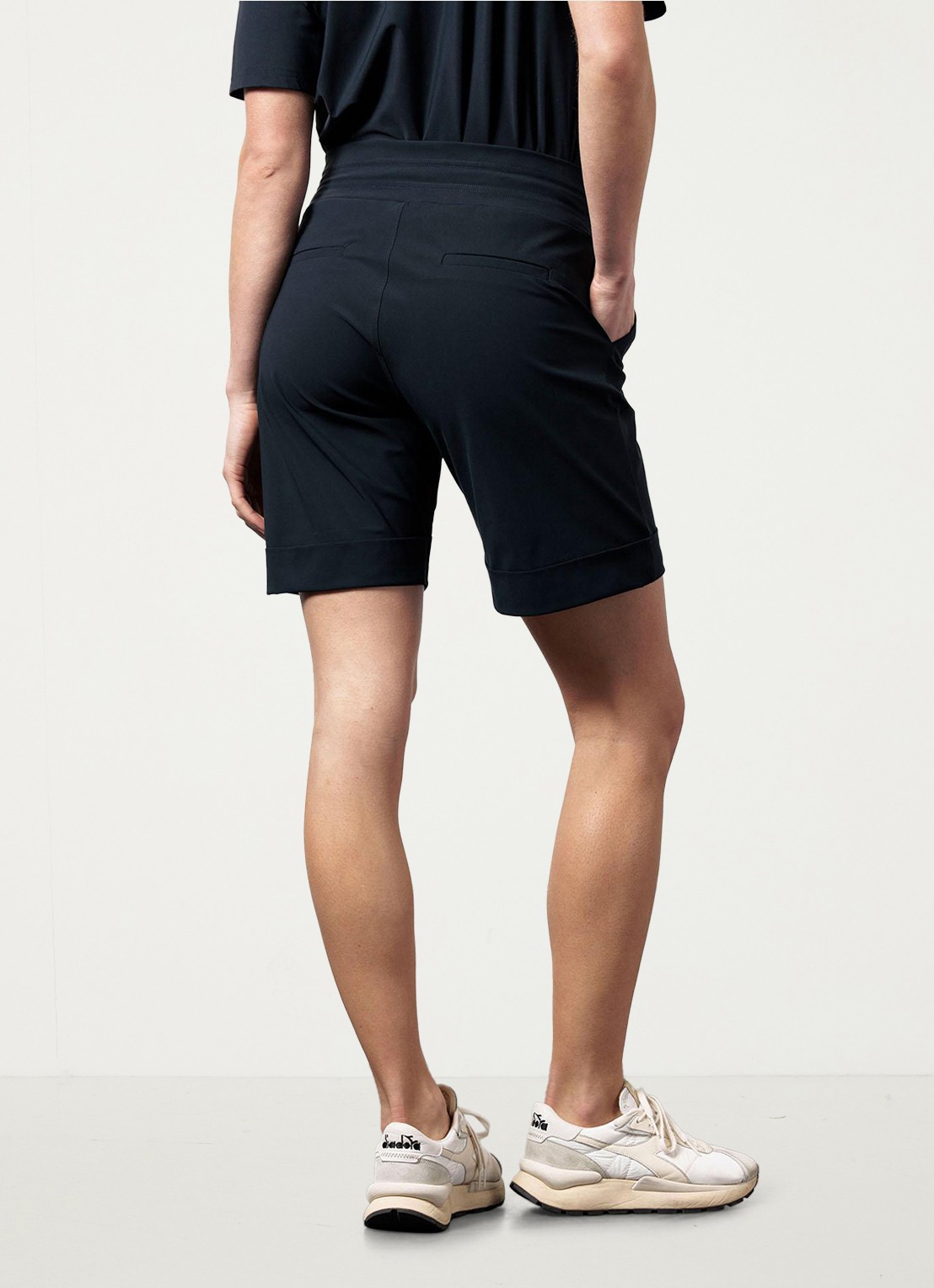 Studio Anneloes City mid waist wide fit korte broek van travelstof - achterkant 4 donkerblauw