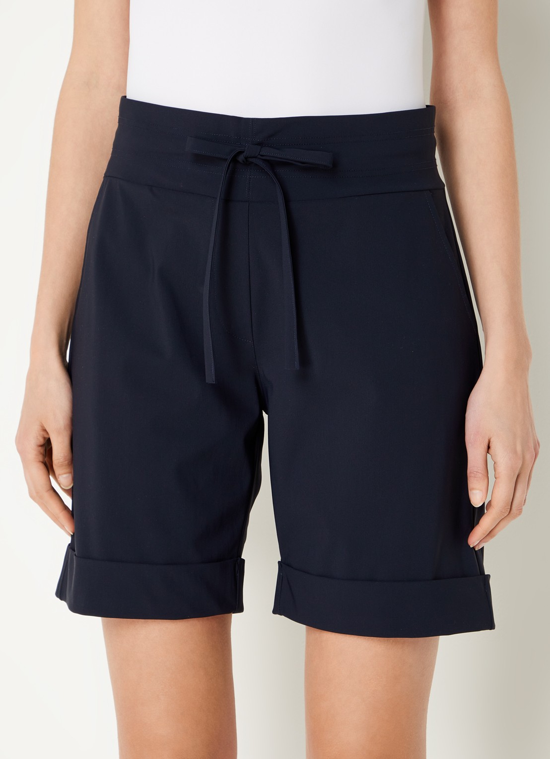 Studio Anneloes City mid waist wide fit korte broek van travelstof - detail 8 donkerblauw