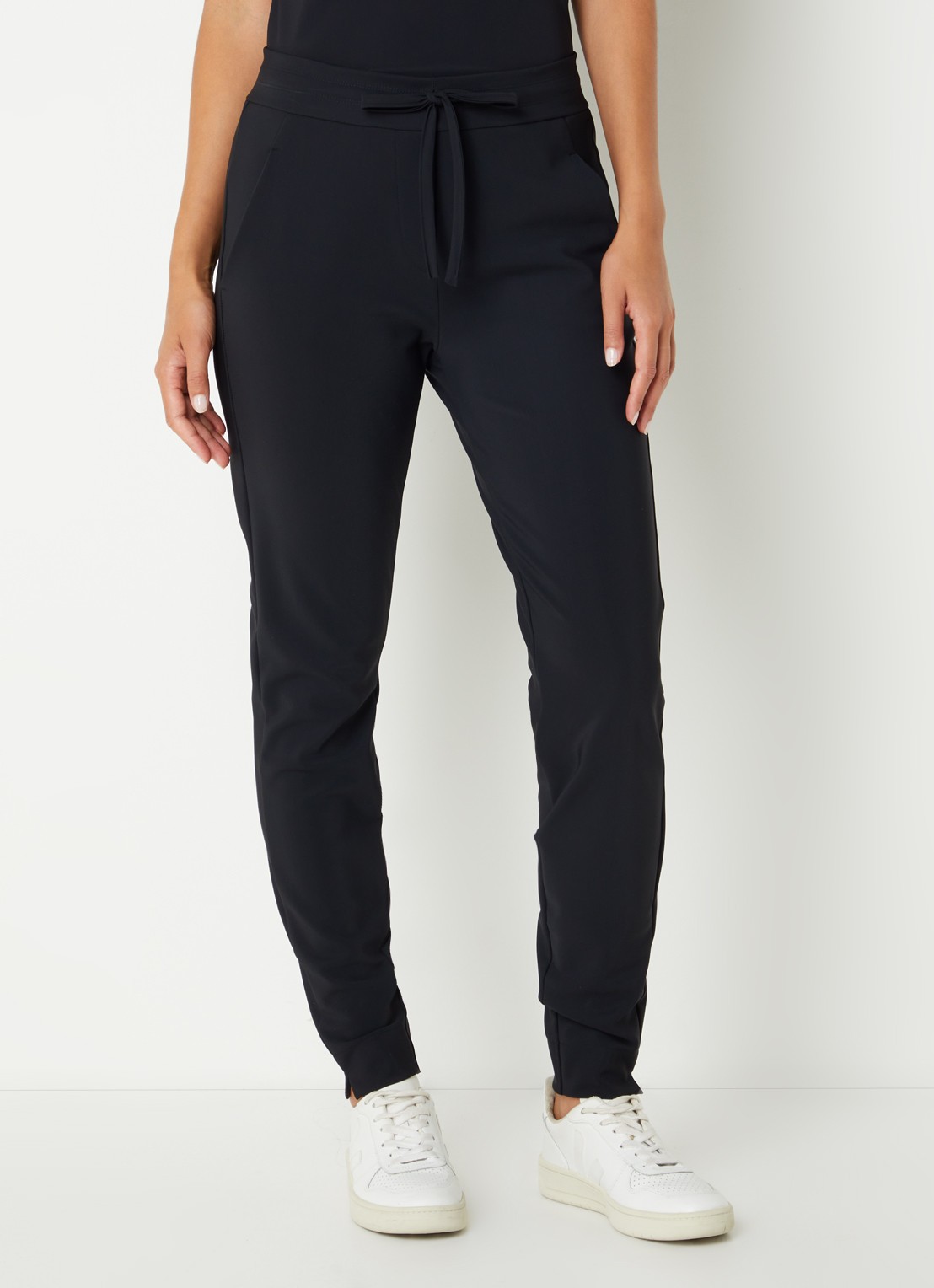 Studio Anneloes Downstairs Bonded mid waist slim fit broek van travelstof - detail zwart