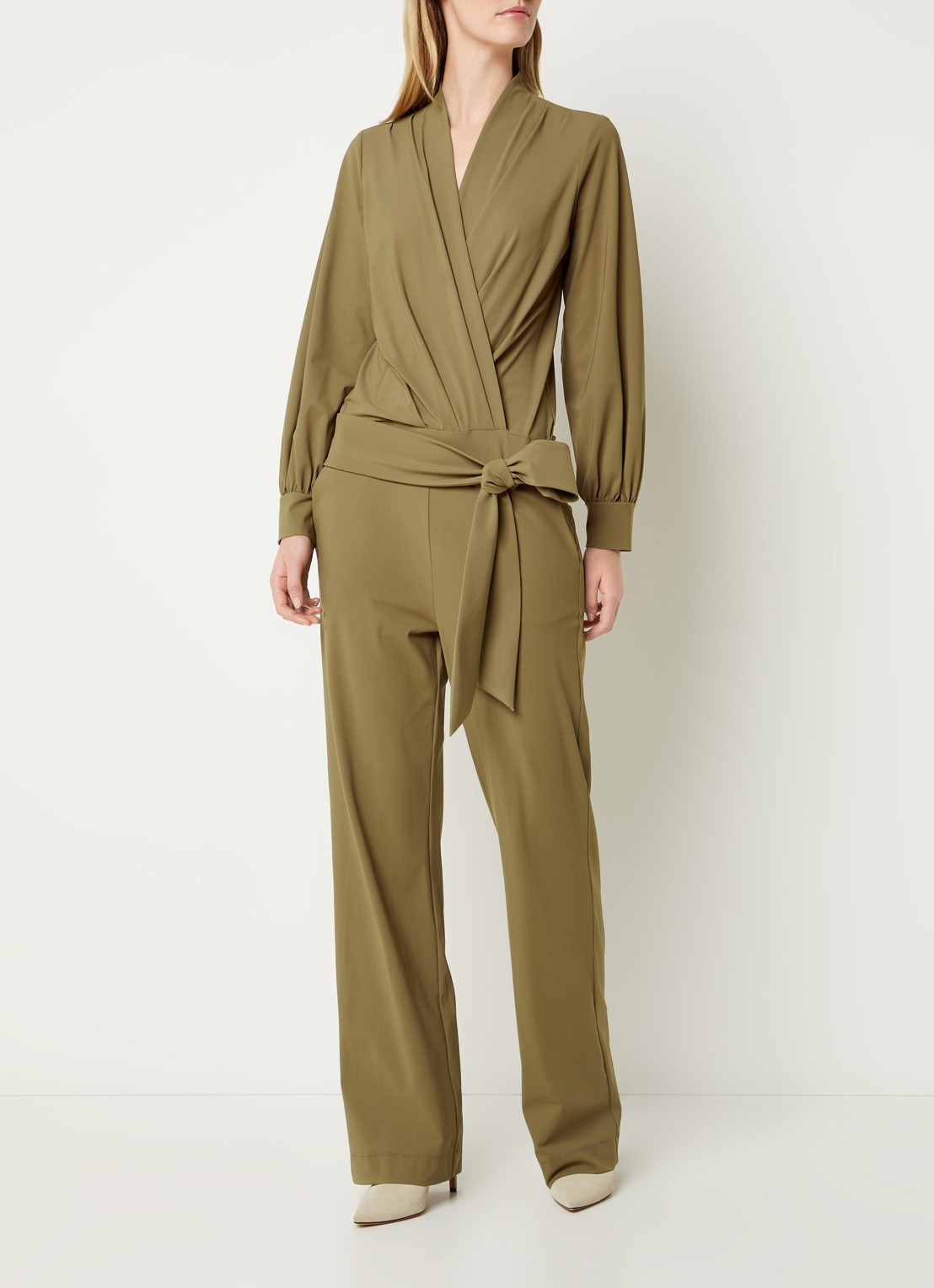 Studio Anneloes Feda straight fit jumpsuit van travelstof - detail 4 olijfgroen