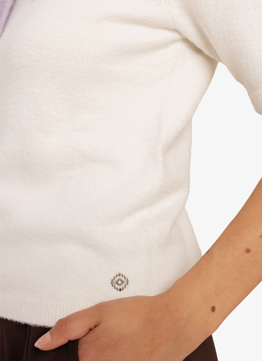 Studio Anneloes Felica fijngebreide pullover met ronde hals - detail 2 gebroken wit