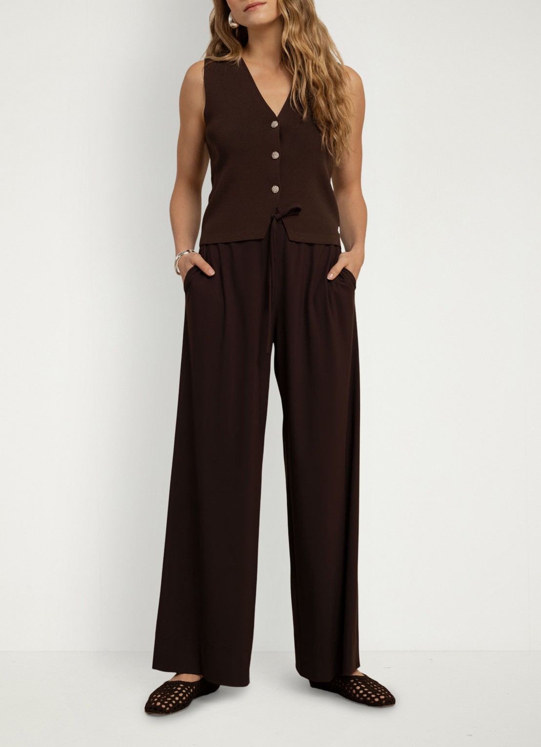 Studio Anneloes Fenna ribgebreide gilet met sierknopen  - voorkant 2 bruin