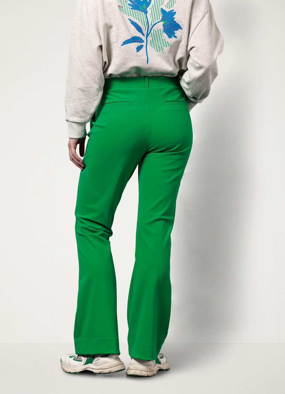 Studio Anneloes Flair mid waist flared broek van travelstof - achterkant 3 groen