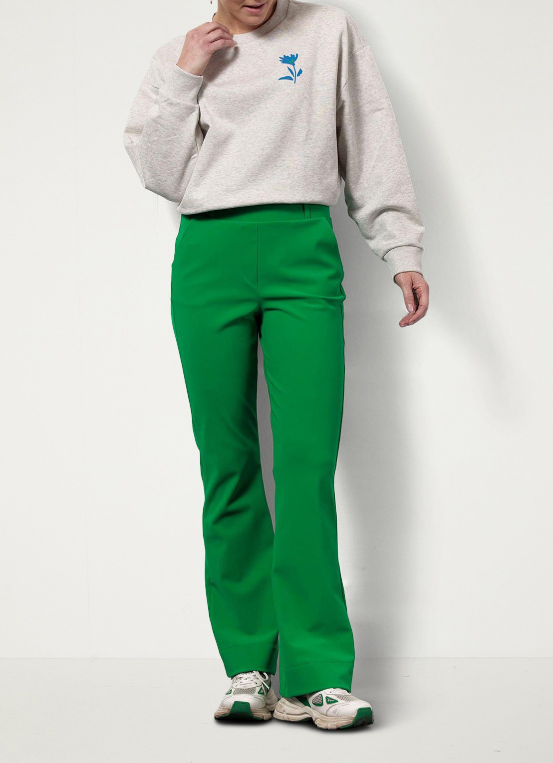 Studio Anneloes Flair mid waist flared broek van travelstof - voorkant 2 groen
