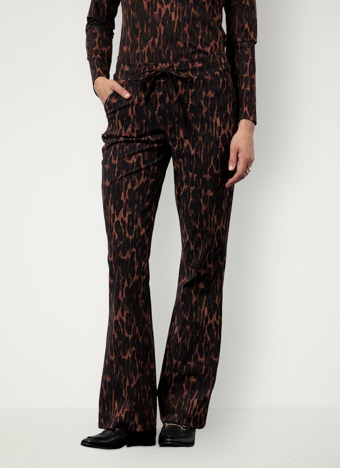 Studio Anneloes Flair mid waist flared fit broek met dierenprint - detail 4 oranjebruin