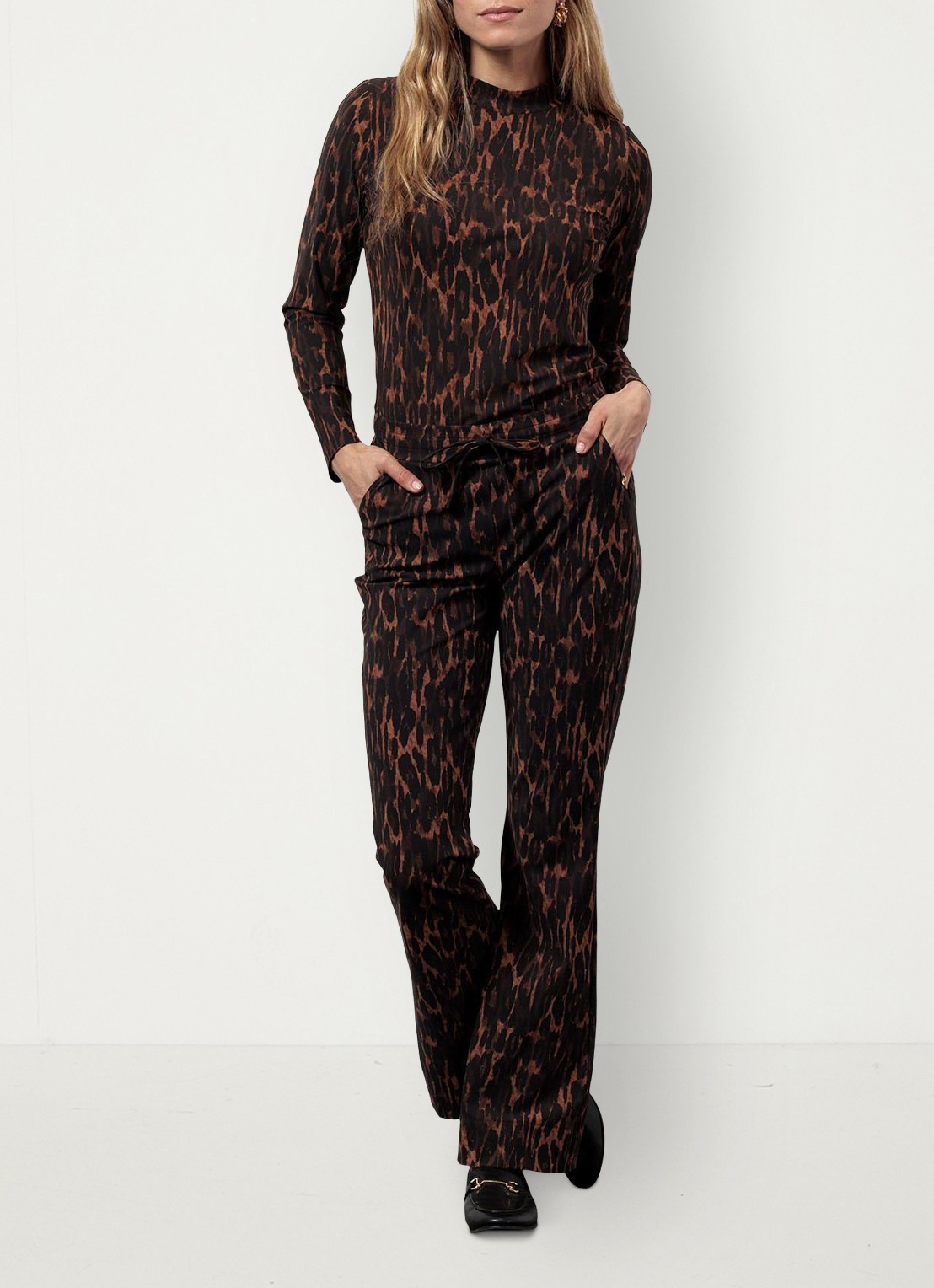 Studio Anneloes Flair mid waist flared fit broek met dierenprint - detail 5 oranjebruin
