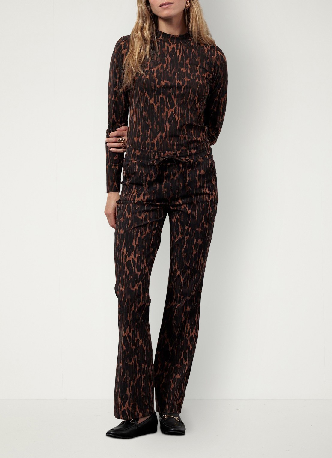 Studio Anneloes Flair mid waist flared fit broek met dierenprint - voorkant 3 oranjebruin
