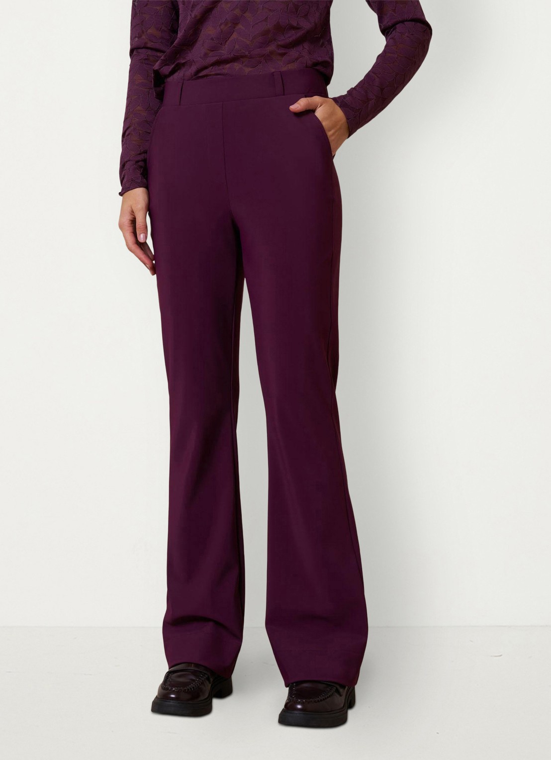 Studio Anneloes Flair mid waist flared fit broek van travelstof - detail 4 paars
