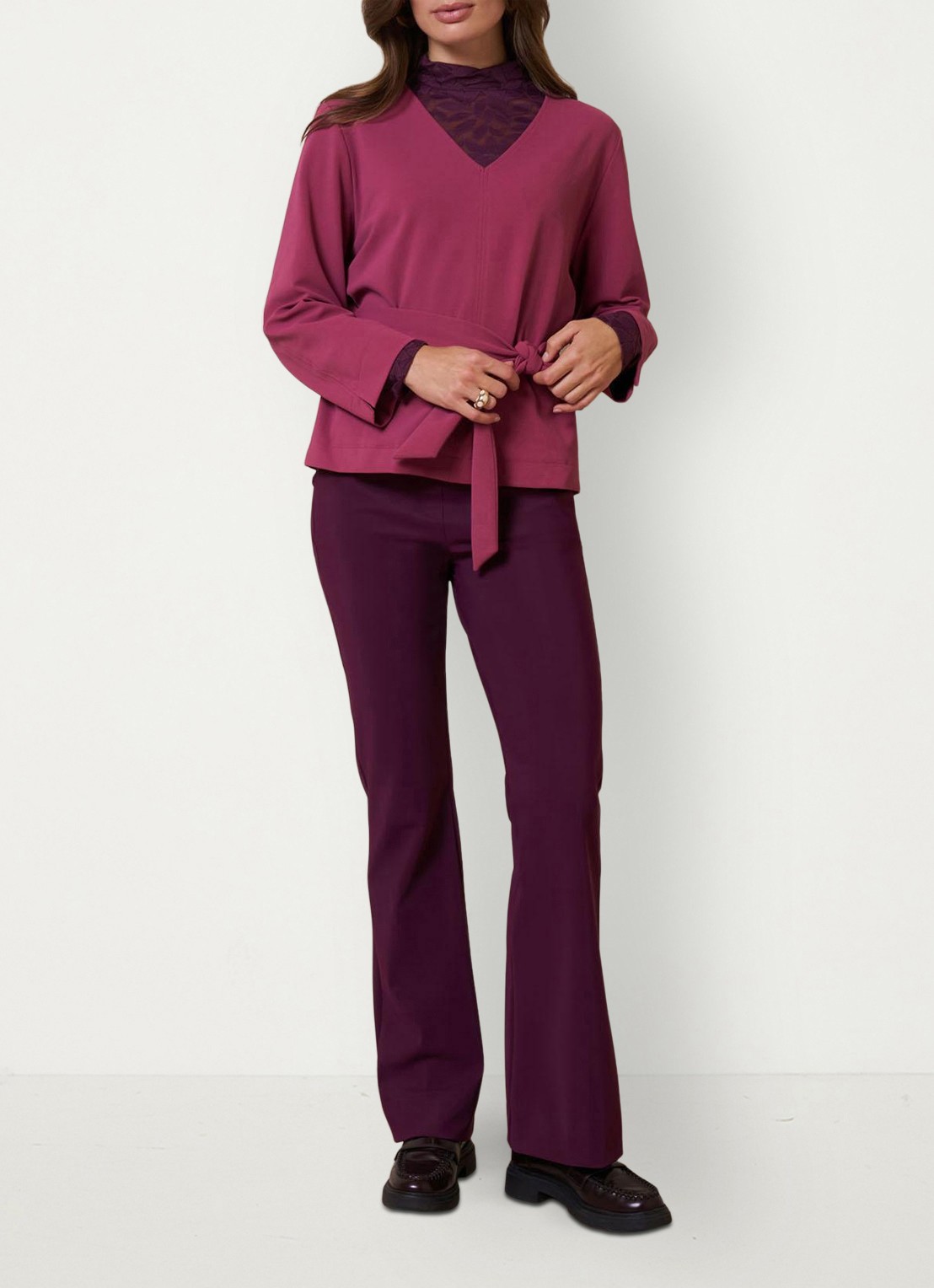 Studio Anneloes Flair mid waist flared fit broek van travelstof - voorkant 3 paars