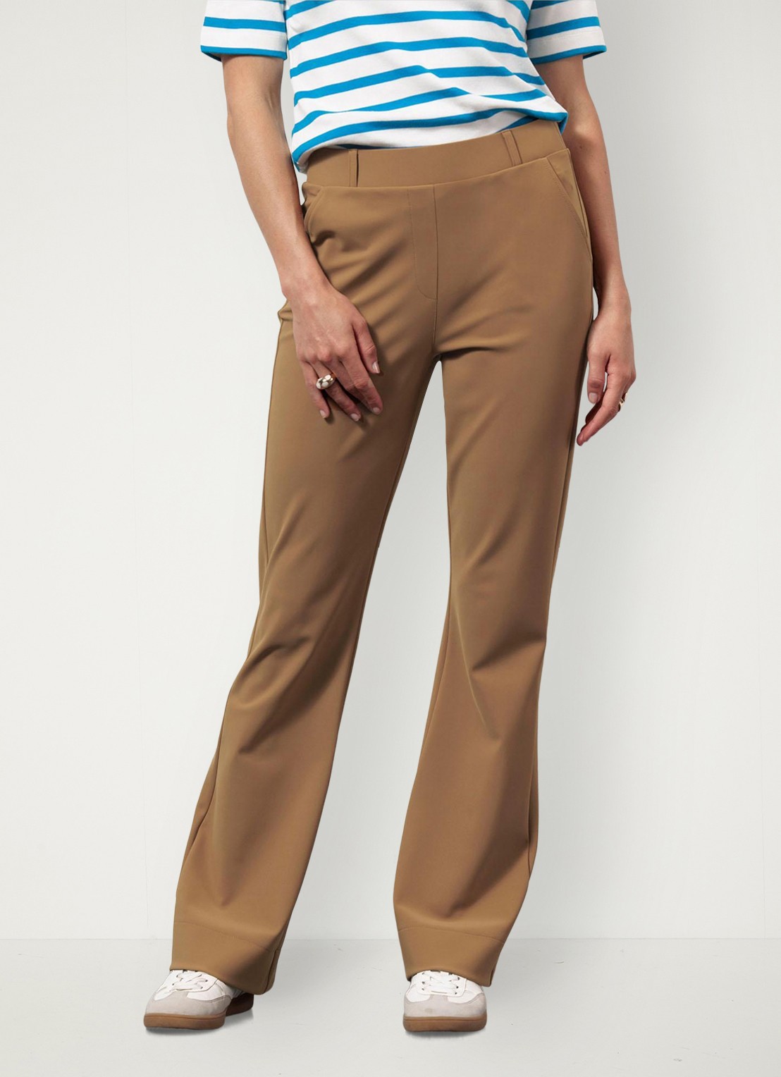 Studio Anneloes Flair mid waist flared fit pantalon van travelstof - detail 4 okergeel