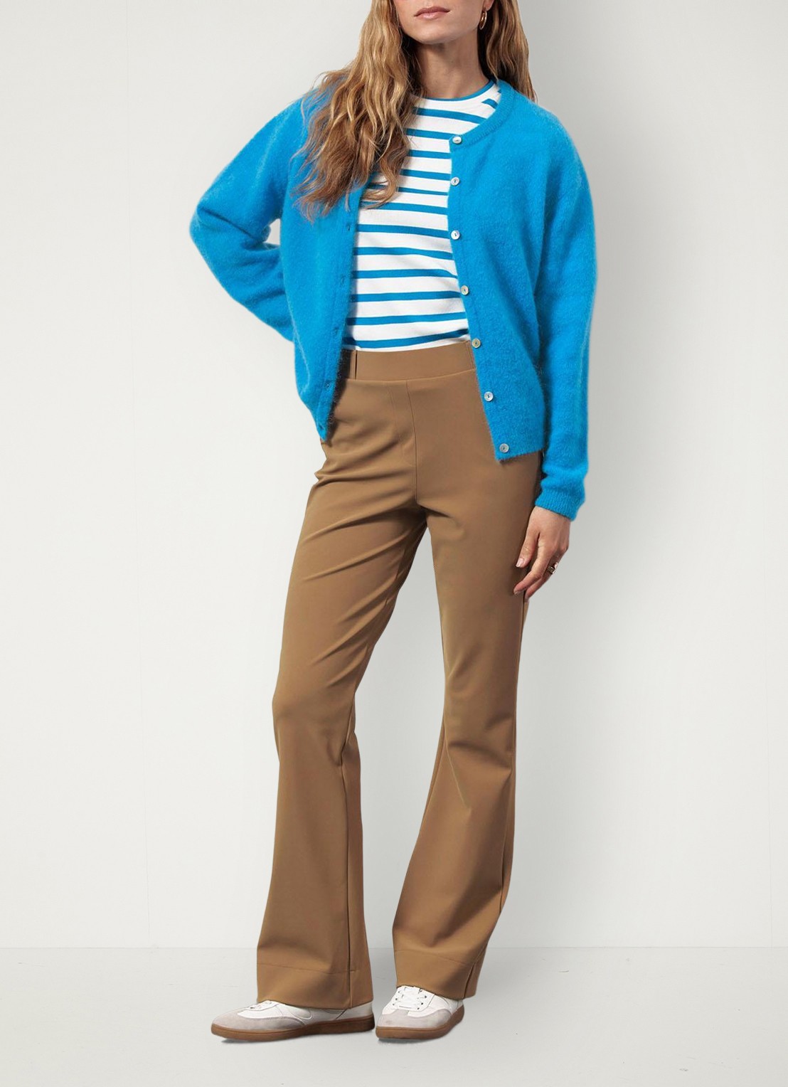 Studio Anneloes Flair mid waist flared fit pantalon van travelstof - voorkant 3 okergeel