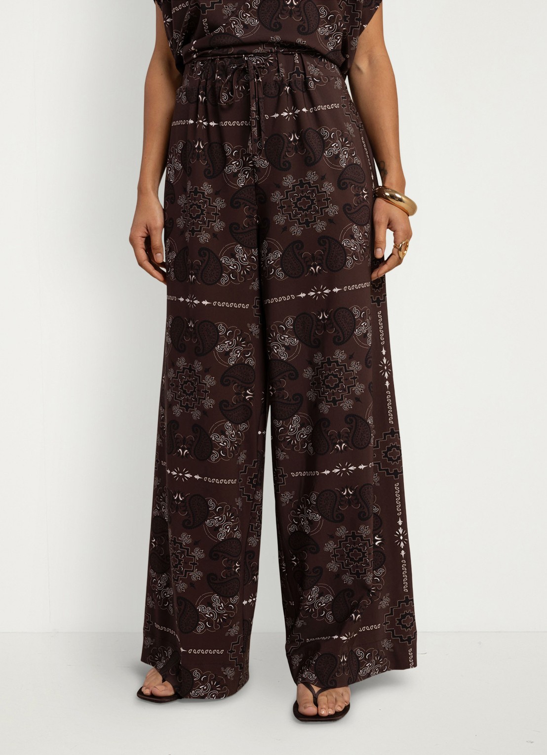 Studio Anneloes Grace mid waist straight fit broek met paisley print - detail 2 bruin