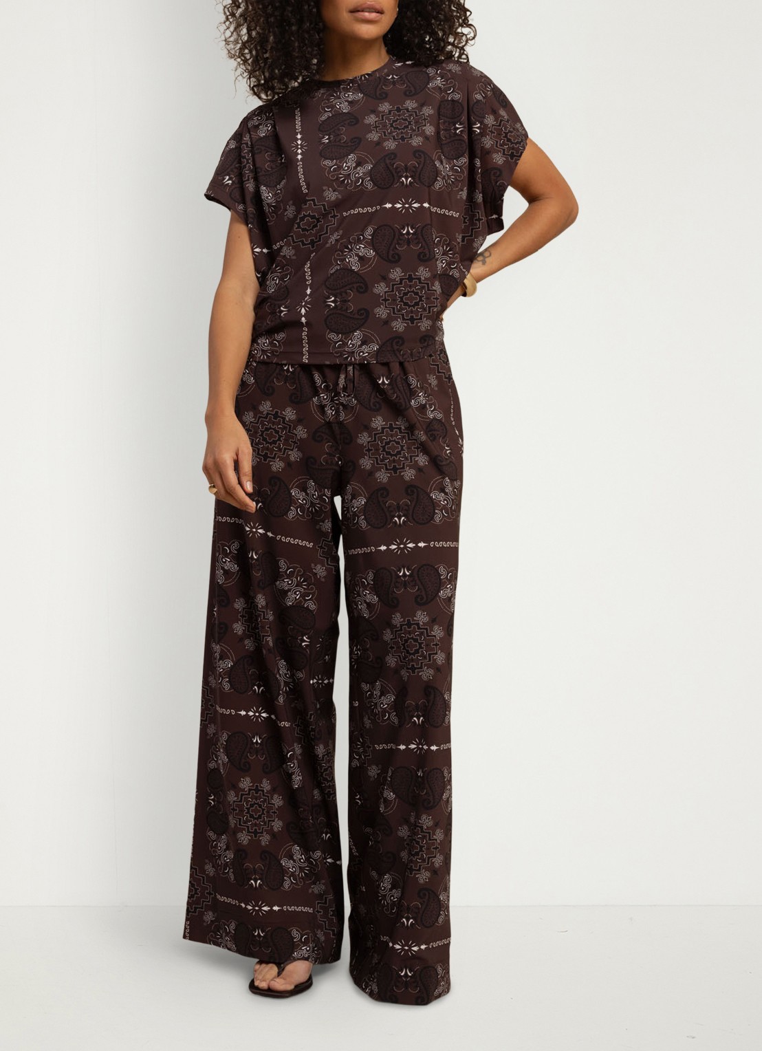 Studio Anneloes Grace mid waist straight fit broek met paisley print - voorkant 4 bruin