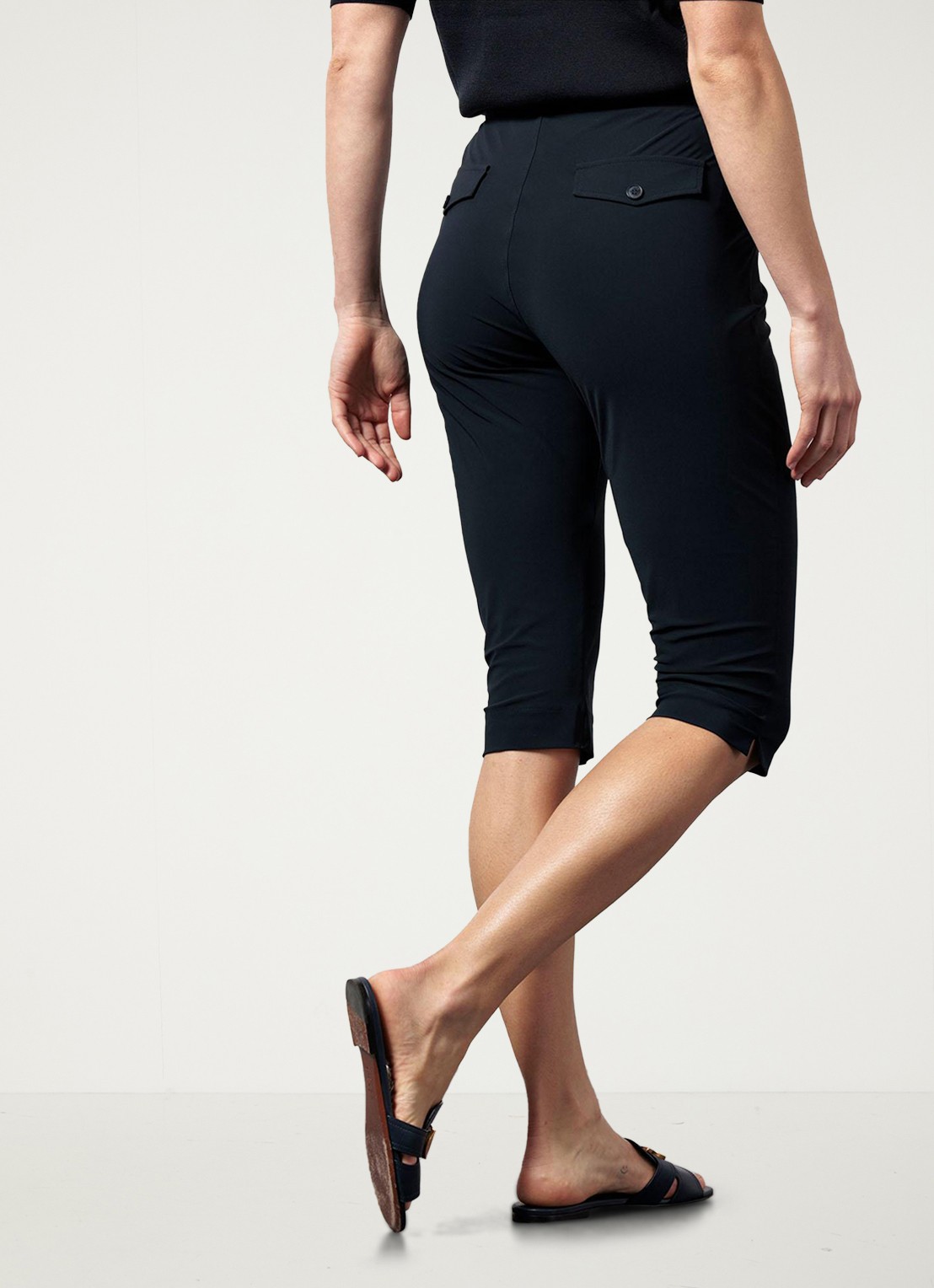 Studio Anneloes Hanna mid waist slim fit cropped broek van travelstof - achterkant donkerblauw