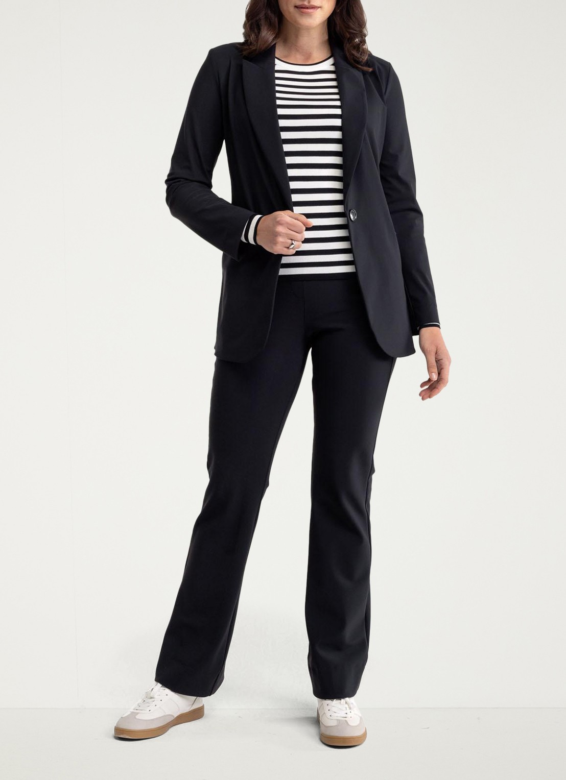 Studio Anneloes High waist flared fit broek met steekzakken - voorkant 2 zwart