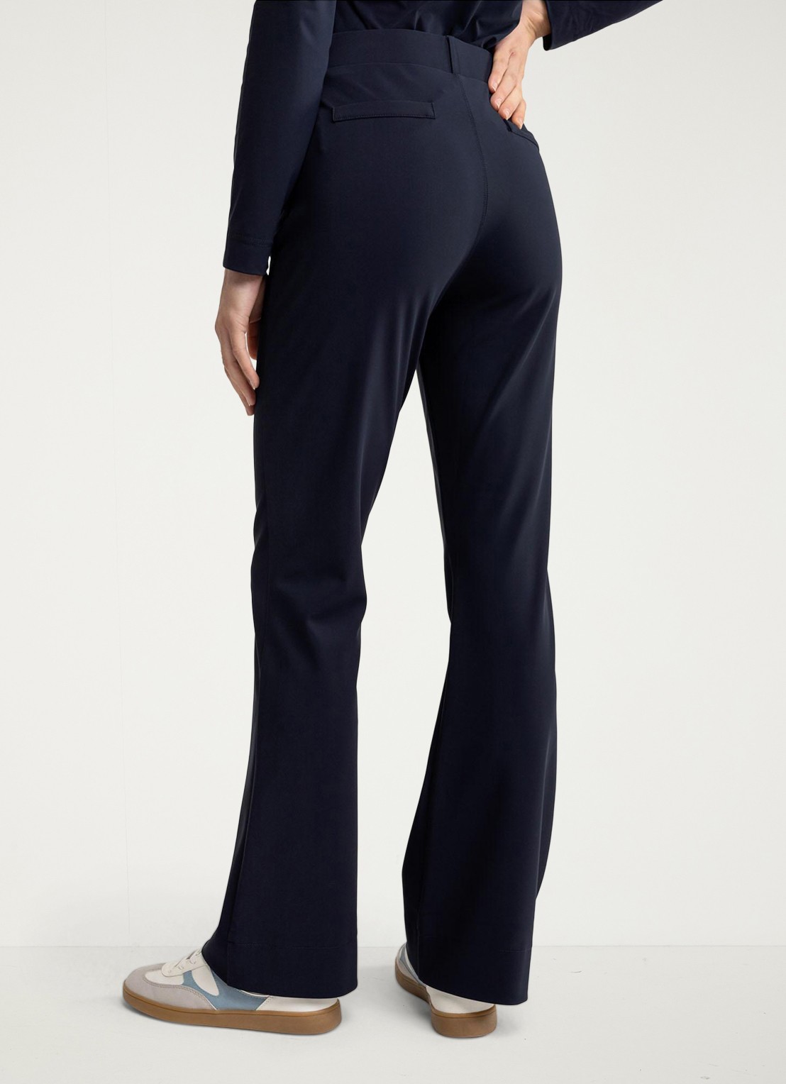Studio Anneloes High waist flared fit broek met steekzakken - achterkant donkerblauw