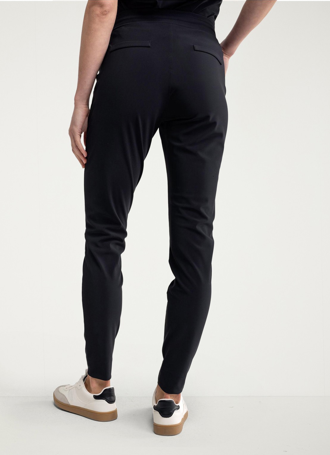 Studio Anneloes High waist tapered fit joggingbroek met steekzakken - achterkant zwart