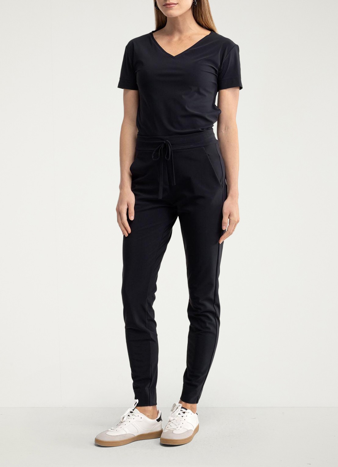 Studio Anneloes High waist tapered fit joggingbroek met steekzakken - voorkant 3 zwart