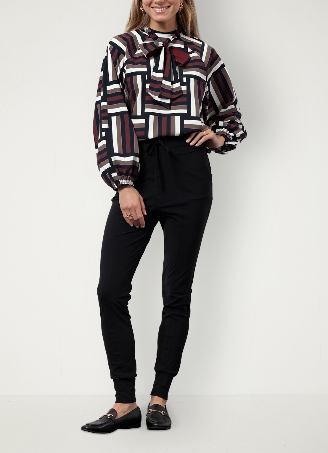 Studio Anneloes High waist tapered fit pantalon met steekzakken - voorkant 3 zwart