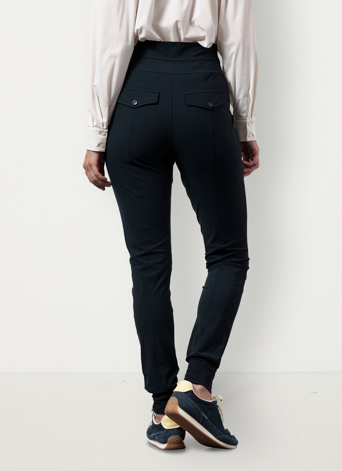 Studio Anneloes High waist tapered fit pantalon met steekzakken - achterkant donkerblauw