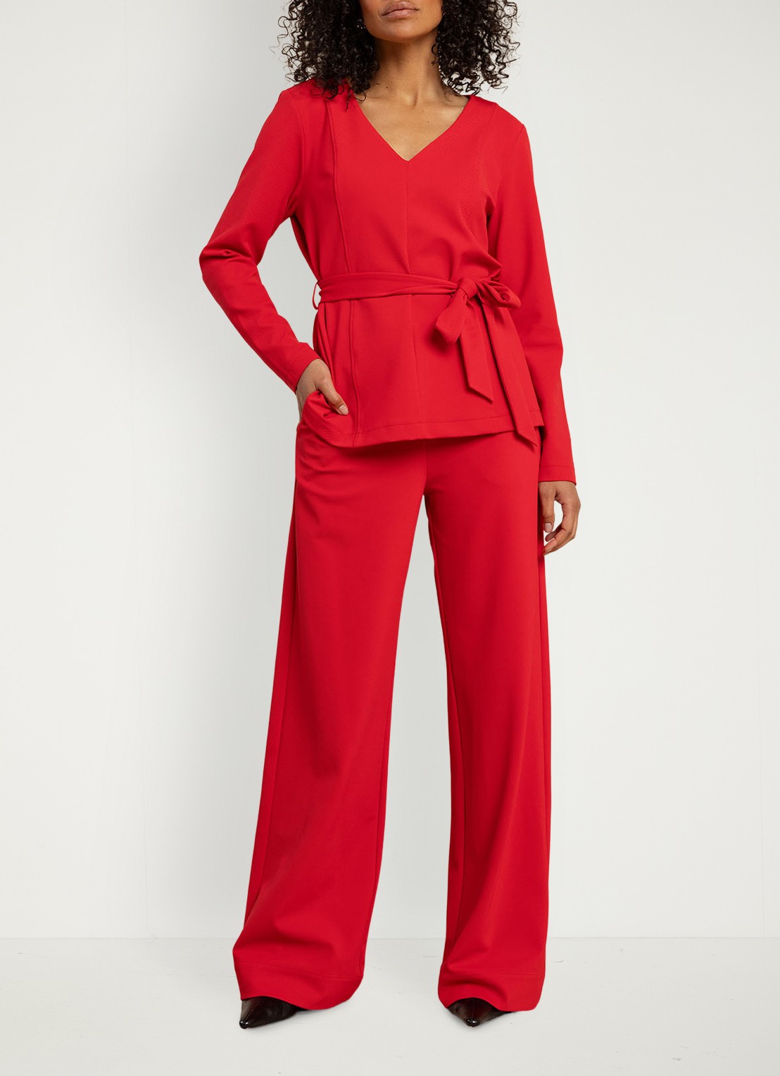 Studio Anneloes Jacky top met V-hals en gestrikt detail - voorkant 2 rood